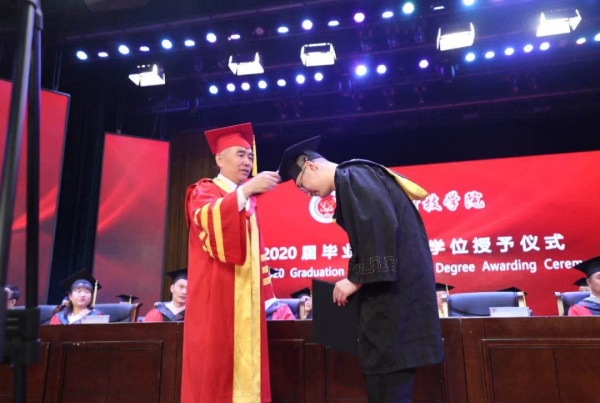 线上娱乐城校长寄语毕业生践行