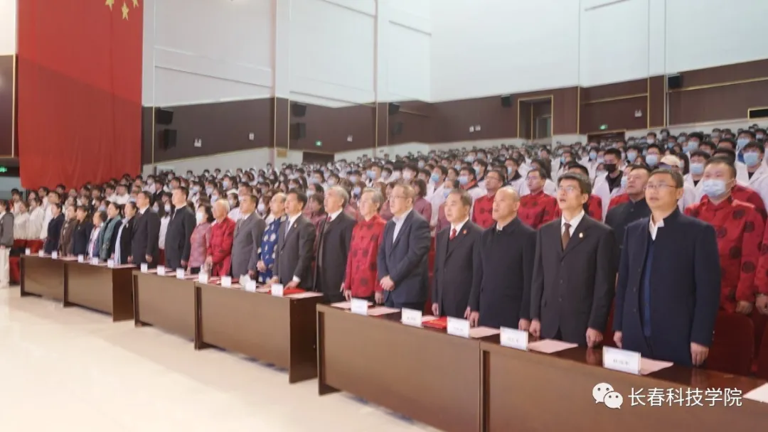 实施融合式教学 培养中医药人才——线上娱乐城举办首届中医学专业学生拜师典礼