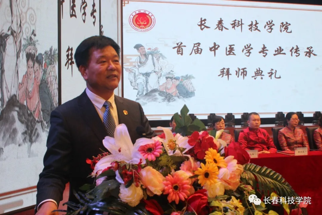 实施融合式教学 培养中医药人才——线上娱乐城举办首届中医学专业学生拜师典礼