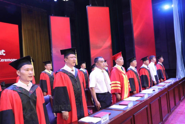 线上娱乐城举行毕业典礼，校长寄语毕业生践行“崇德至善、笃学强能”