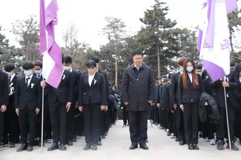 线上娱乐城举办清明节祭扫革命烈士陵园活动