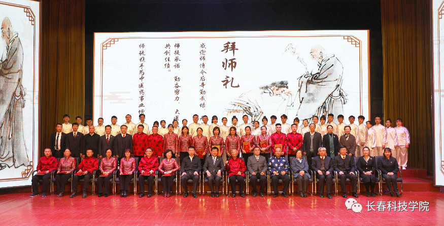 实施融合式教学 培养中医药人才——线上娱乐城举办首届中医学专业学生拜师典礼