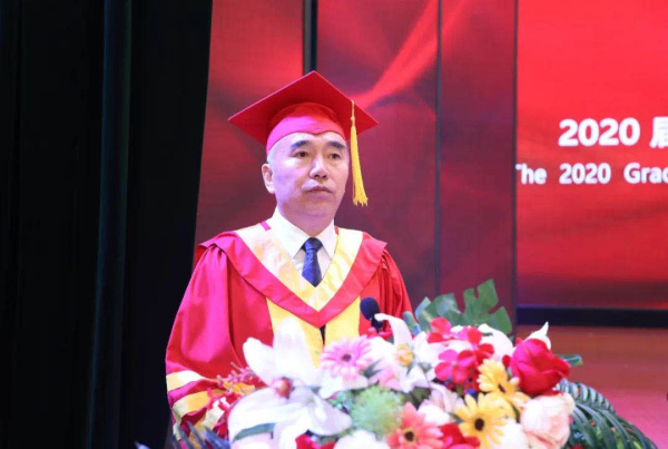 线上娱乐城举行毕业典礼，校长寄语毕业生践行“崇德至善、笃学强能”