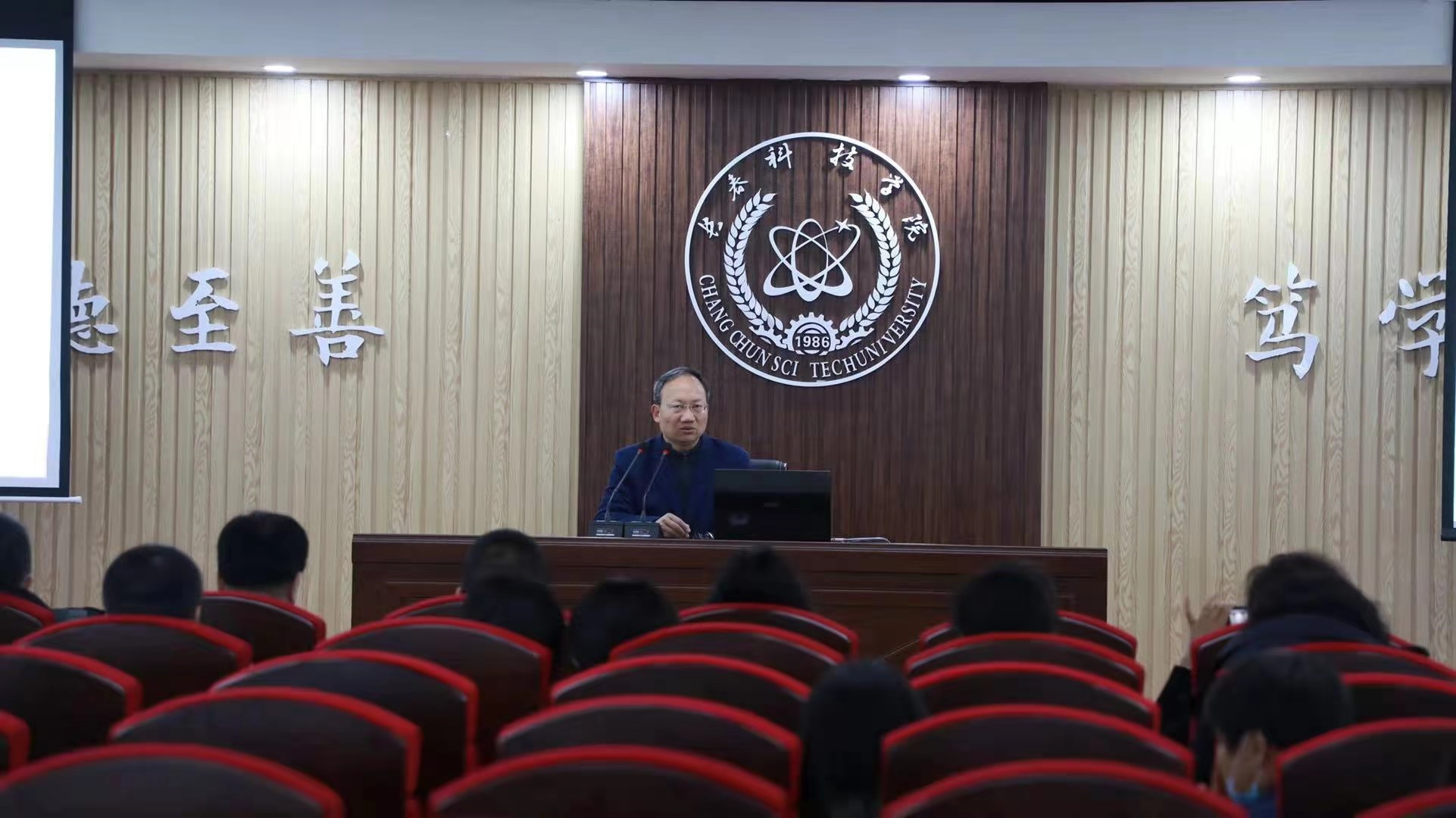 “大学英语教学课程思政、新指南理念创新与实践”研讨会在线上娱乐城举行