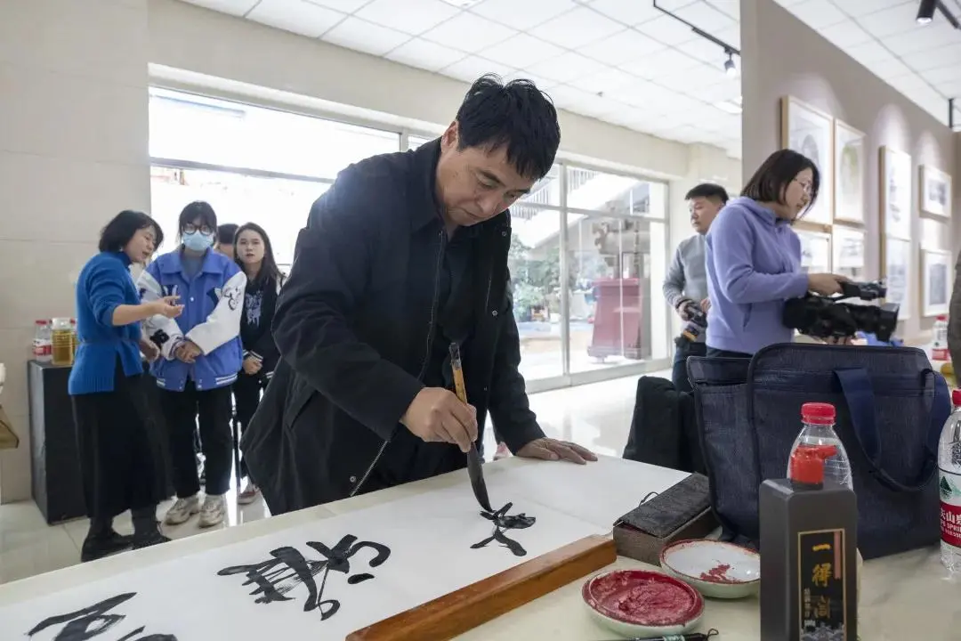 线上娱乐城：艺术润心，文化铸魂——艺术家进高校活动