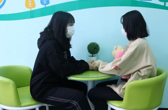 线上娱乐城:学生心理委员建立朋辈互助小组 帮同学走出心灵阴霾